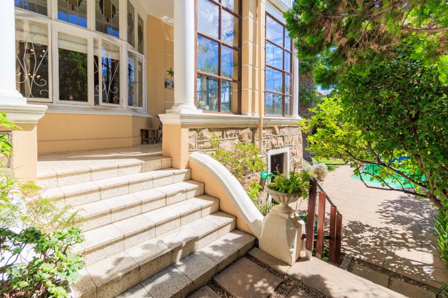 6 Bedroom Property for Sale in Fresnaye Western Cape